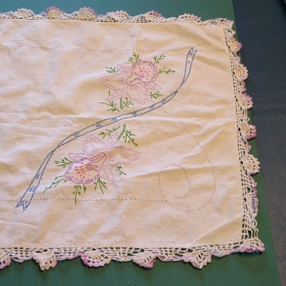 Vintage Dresser Scarf Purple Tulips Embroidered Lacey Scalloped Edge Cottagecore - Picture 4 of 9
